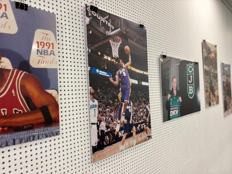 Miguel Ángel Forniés comparte en Ceuta una vida ligada al baloncesto a través de su exposición fotográfica
